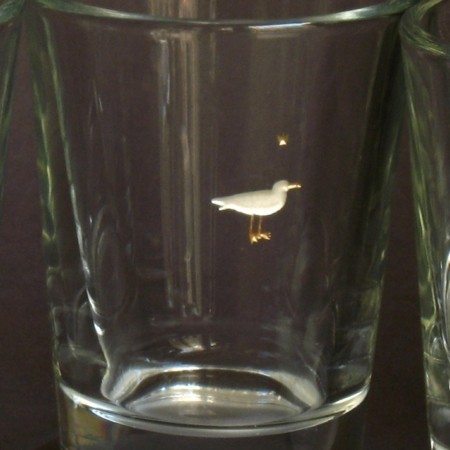 Möwee stehend mit goldenen Beinen, auf kleinem Glas Celeste, Gravur silberweiß und gold eingelegt, goldenes Krönchen