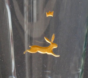 Detail Hase graviert in Glas, vergoldet