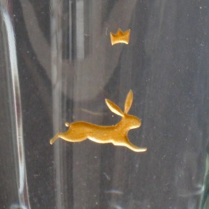Detail Hase graviert in Glas, vergoldet