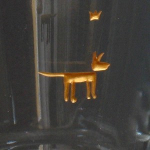 Hund 1 Kleines sympatische Glas mit goldener Gravur von einem wachen netten Hund. Detail