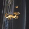 Detail chinesischer Drachen Glasgravur farbvergoldet