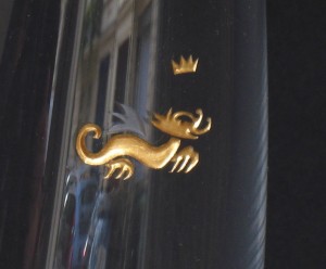 Detail chinesischer Drachen Glasgravur farbvergoldet