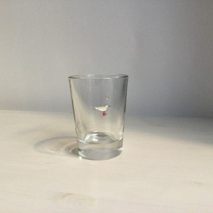 Möwe stehend graviertes Glas , Farbeinlage, gebrannt