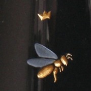 1Biene, Gravur, vergoldet. Detailfoto vergrößerte Bine auf Glas