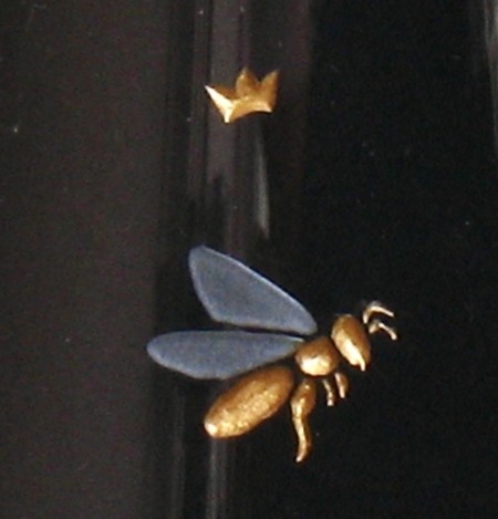 1Biene, Gravur, vergoldet. Detailfoto vergrößerte Bine auf Glas