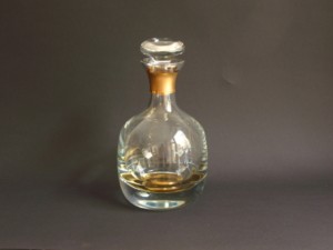 Whiskykaraffe, flacher Stopfen, Gesamtansicht, goldener Boden und goldener Hals. mehrschichtig vergoldet aussen matt, innen glänzend. schwer.