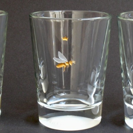 1 Biene seitlich, Glasgravur farbvergoldet in kleinem solidem Glasbecher. Höhe des bechers 9cm. ©Wiebke Vogt