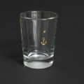 1 Anker, Glasgravur, vergoldet auf kleinem Trinkbecher.