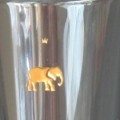 ELEFANT farbvergoldetes Symbol auf großem Glas