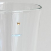 Fisch blau (Detail) kleines graviertes Symbol auf grossem Wasserbecher