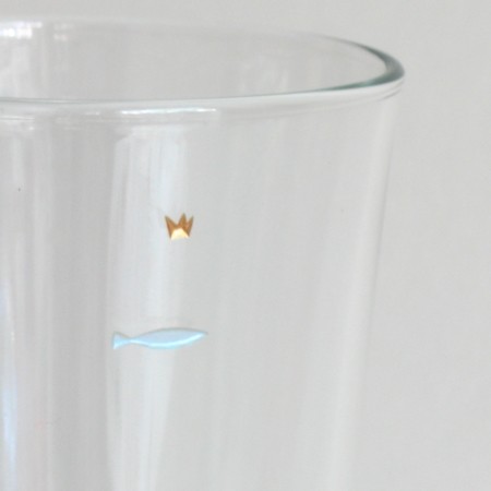 Fisch blau (Detail) kleines graviertes Symbol auf grossem Wasserbecher