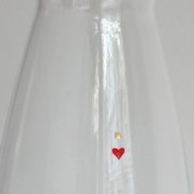 Herz + Krone. Glaskaraffe mit einer Daumennagelgroßen Gravur. ein rotes Herz und darüber eine goldene Krone.
