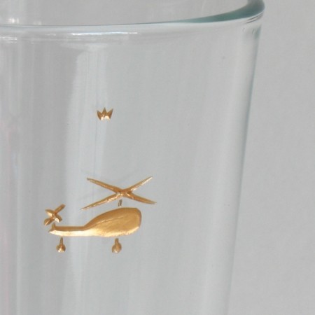 HUBSCHRAUBER, Symbol, graviert auf großen Glasbecher, mit Farbe vergoldet.