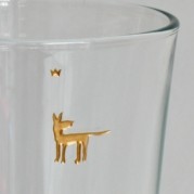 HUND rückblickend farbvergoldete Gravur auf grossem Glasbecher