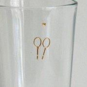 2 Tennisschläger, graviert und farbvergoldet auf großem Glasbecher