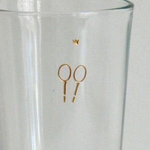 2 Tennisschläger, graviert und farbvergoldet auf großem Glasbecher