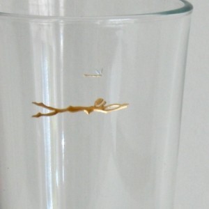 Großes glas, 0,3 liter mit goldener Gravur: Schwimmerin, über deren Haupt eine Libelle schwebt.