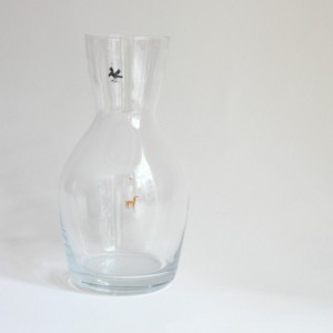 Bauchige Rotweinkaraffe mit 2 kleinen Gravuren . Rabe schwarz am Hals auf dem Eichstrich 1 liter