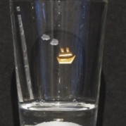 Glasgravur auf kleinem Becher, farbvergoldet, Motiv Dampfschiff 1, goldenes Schiff mit 2 weissen Wölckchen