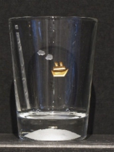 Glasgravur auf kleinem Becher, farbvergoldet, Motiv Dampfschiff 1, goldenes Schiff mit 2 weissen Wölckchen
