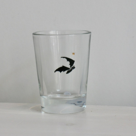 Fledermaus, Gravur auf Glas mit schwarzer Farbe eingelegt, darüber ein kleines goldenes Krönchen.