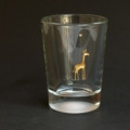 Kleiner schöner Glasbecher mit vergoldeter Gravur : Giraffe.