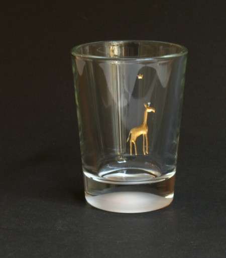Kleiner schöner Glasbecher mit vergoldeter Gravur : Giraffe.