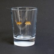 1 Bulle und Bär, Glasgravur farbvergoldet, auf kleinem soliden Glas für den täglichen Gebrauch ©WiebkeVogt