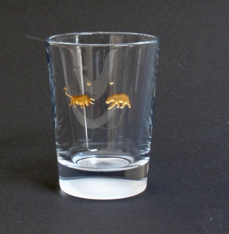 1 Bulle und Bär, Glasgravur farbvergoldet, auf kleinem soliden Glas für den täglichen Gebrauch ©WiebkeVogt