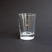 Biene von oben, Glasgravur, farbvergoldet, auf kleinem handlichen Wasserglas