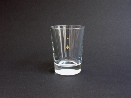 Biene von oben, Glasgravur, farbvergoldet, auf kleinem handlichen Wasserglas