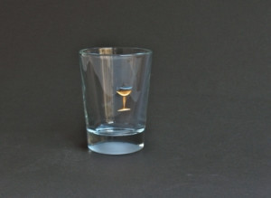 KELCH mit Fisch blau, Glasgravur, farbvergoldet.