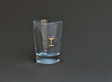 KELCH mit Fisch blau, Glasgravur, farbvergoldet.