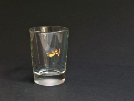 Glasbecher mit vergoldeter Gravur, kleiner fliegender Engel mit Kerze in der Hand