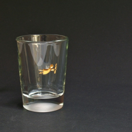 Glasbecher mit vergoldeter Gravur, kleiner fliegender Engel mit Kerze in der Hand