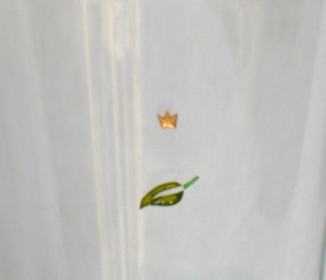 Blatt, Detai,Glasgravur farbvergoldet auf kleinem dicken Becher