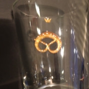 Brezel vergoldet mit weissen Salzpunkten, Glasgravur auf kleinem solidem Wasserglas