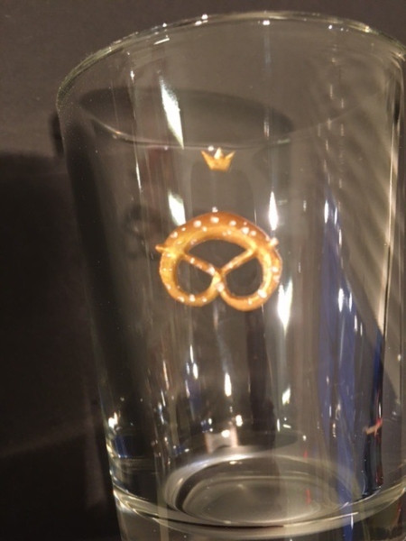 Brezel vergoldet mit weissen Salzpunkten, Glasgravur auf kleinem solidem Wasserglas