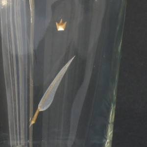 1 Schreibfeder, DetailGlasgravur z.T. farbvergoldet auf kleinem Trinkbecher