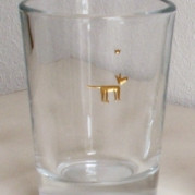 Hund aufschauend Hund 2 Ein handliches kleines Beistellglas mit der Gravur eines Hundes, der nach oben schaut.