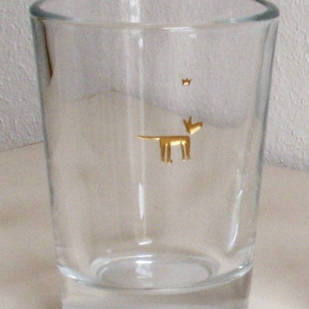 Hund aufschauend Hund 2 Ein handliches kleines Beistellglas mit der Gravur eines Hundes, der nach oben schaut.