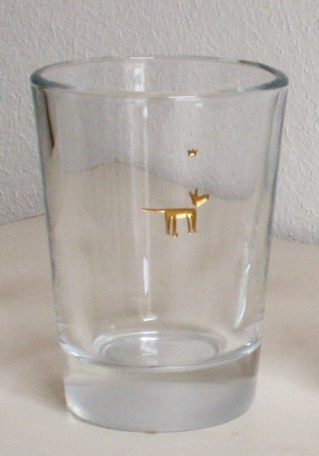 Hund aufschauend Hund 2 Ein handliches kleines Beistellglas mit der Gravur eines Hundes, der nach oben schaut.