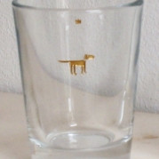 Jagdhund der treue Begleiter hier als vergoldete winzige Glasgravur auf einem handlichen kleinen Becher.