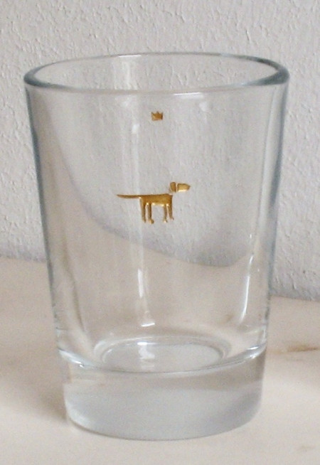 Jagdhund der treue Begleiter hier als vergoldete winzige Glasgravur auf einem handlichen kleinen Becher.