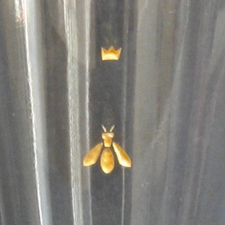 BIENE von oben gold/gold. Glasgravur farbvergoldet auf angenehmen kleinen Glasbecher