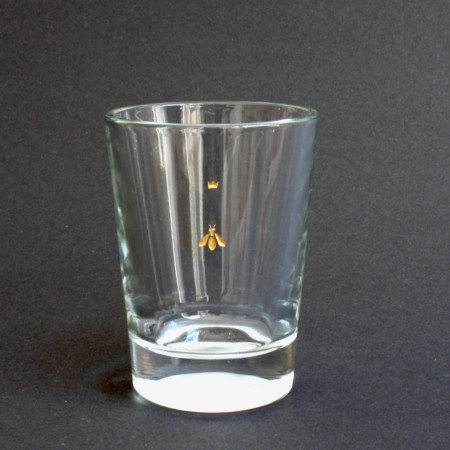 Biene gold/gold Glasgravur auf Becher, eine Biene von oben gesehne mit goldenem Körper und goldenen Flügeln