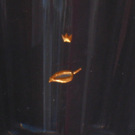 BLATT , glasgravur auf kleinem Becher farbvergoldet, fliegt von rechts nach links auf einem frischen Wind